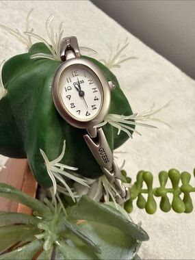 GUESS Silver-Tone Oval Dial Decorative Watch Women Kids 1990’s Vintage